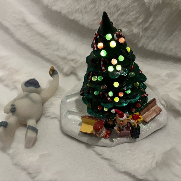 Vintage Hawthorne Village “Bumble & Christmas Town Tree” lighted figurine - Picture 7 of 8